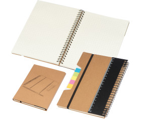 Cuaderno con regla y notas adhesivas